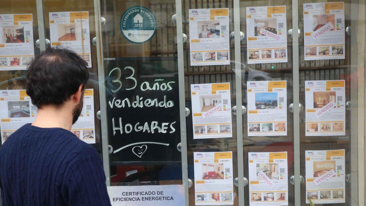 Un joven observa las ofertas en una inmobiliaria de A Coruña.