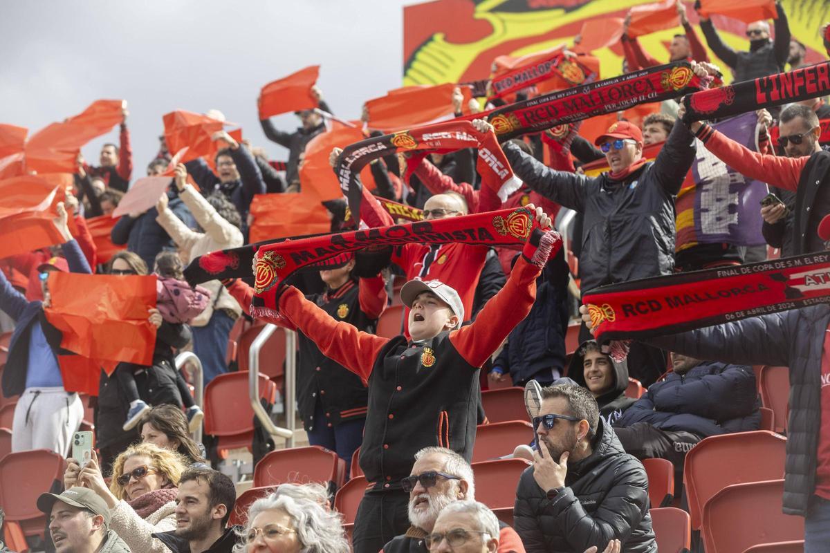 Los aficionados del Mallorca celebran en la grada durante el partido contra el Espanyol.
