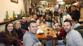 Comadres de multitud en los chigres de Pola de Siero: "Hay que mantener la tradición de juntarse en las sidrerías"