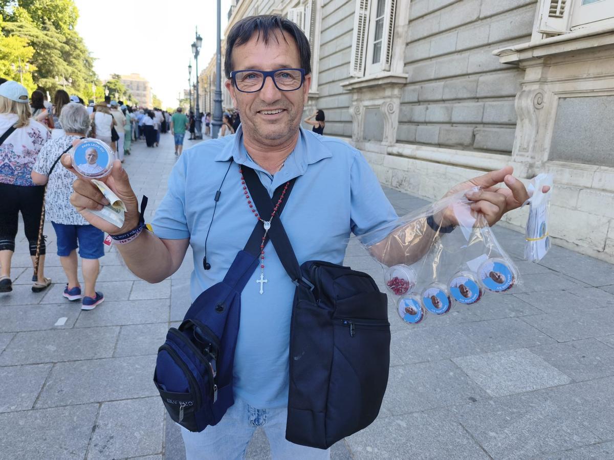 Fernando con sus rosarios personalizados junto a la Almudena.