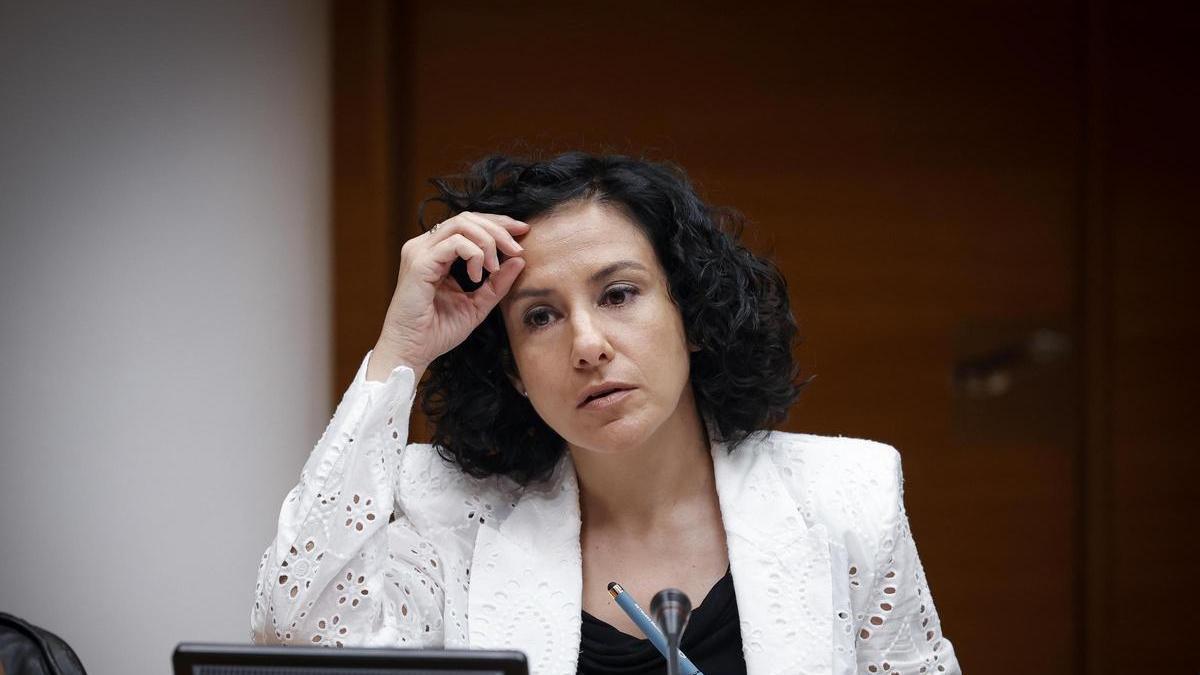 Elena Albalat, consellera de Servicios Sociales, en las Cortes Valencianas.