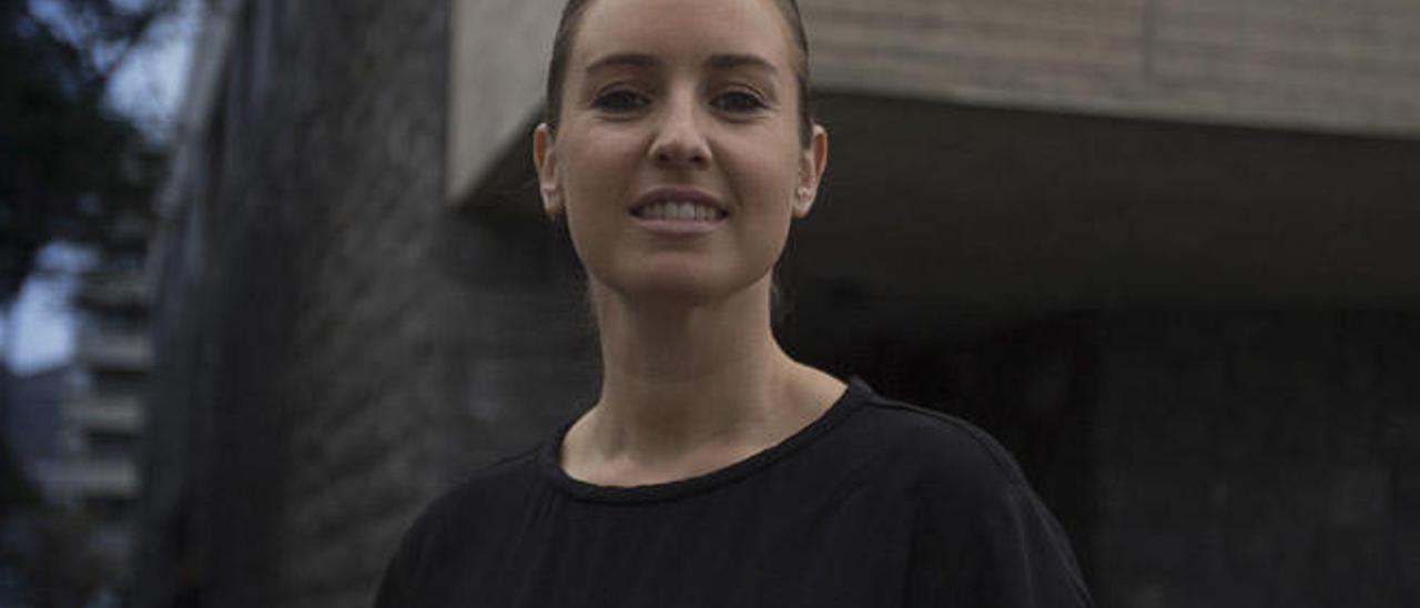 Melisa Rodríguez en el exterior del Parlamento de Canarias.