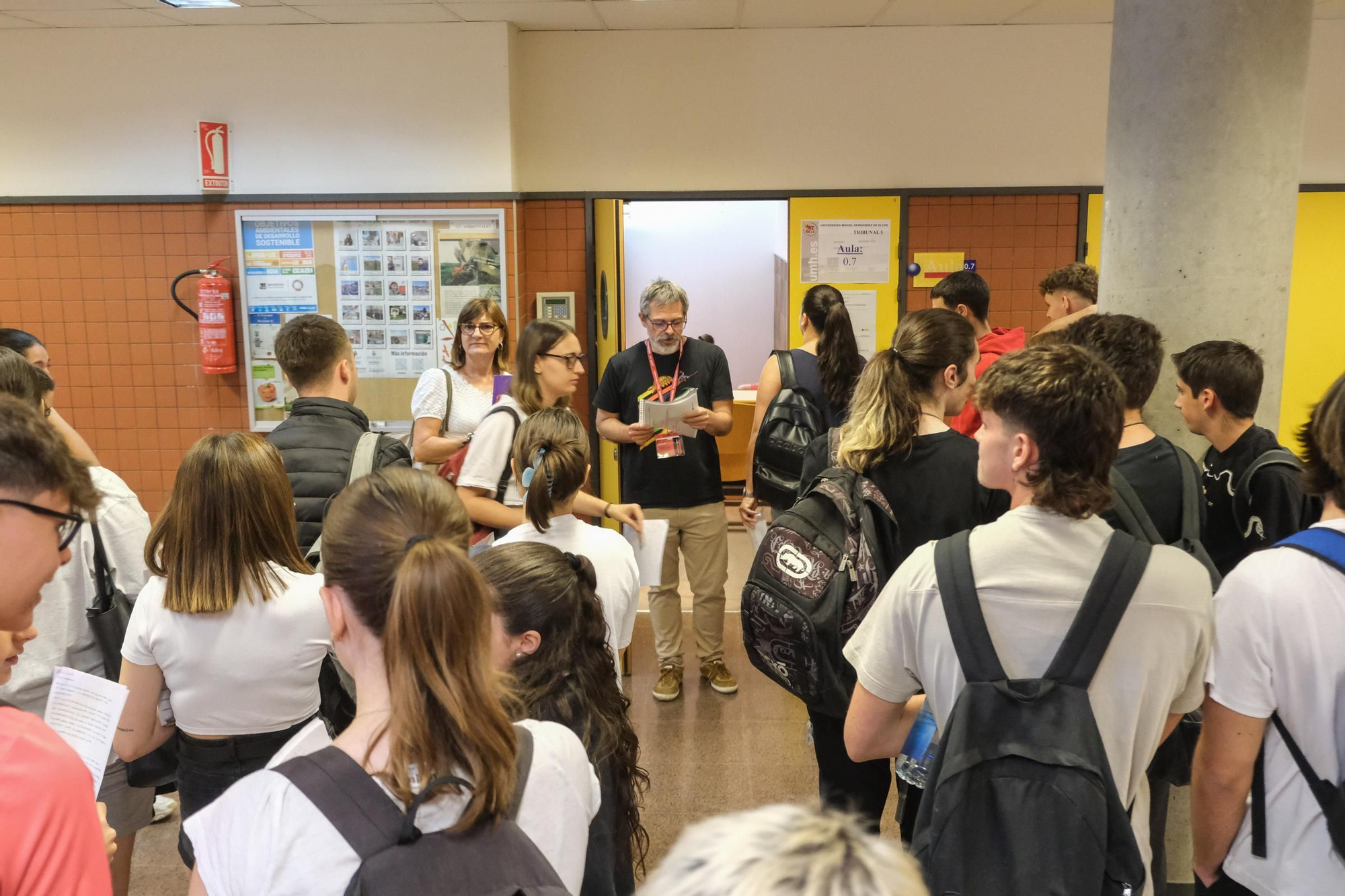 Muchos nervios en el primer día de exámenes de la PAU en Elche