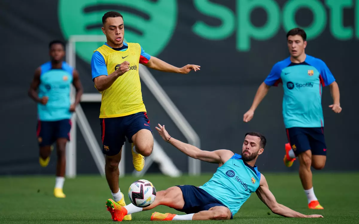 -Pjanic intenta robar un balón a Dest en el entrenamiento del Barça tras el empate con el Rayo.