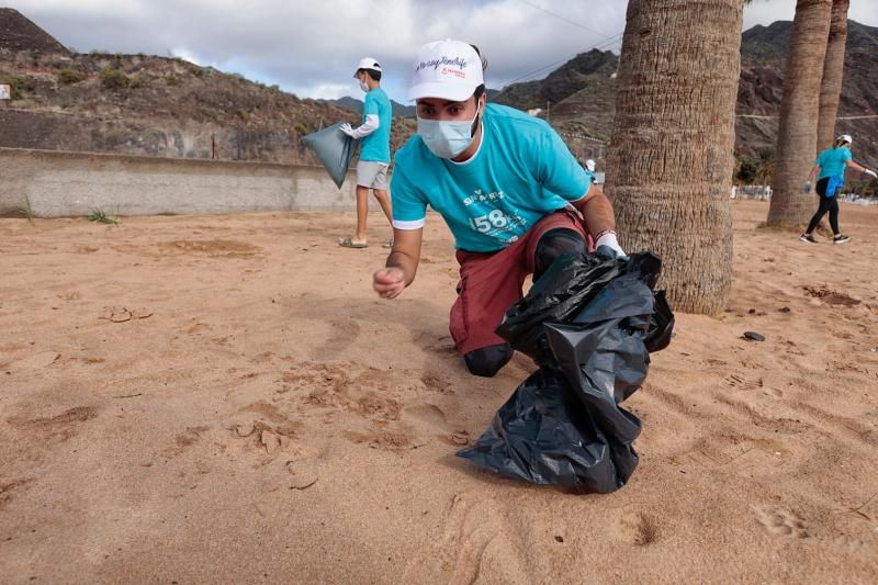 Acción de limpieza terrestre y marina en la playa de Las Teresitas