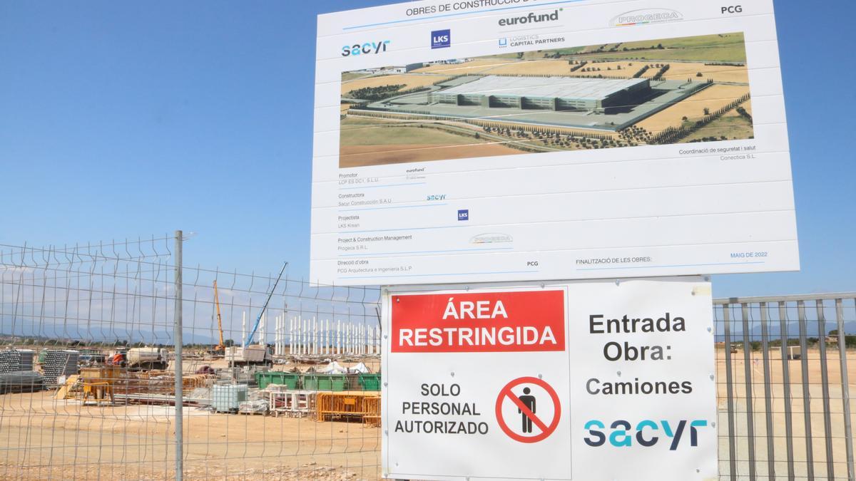 Cartell de l&#039;entrada del polígon que Amazon està aixecant al Logis Empordà