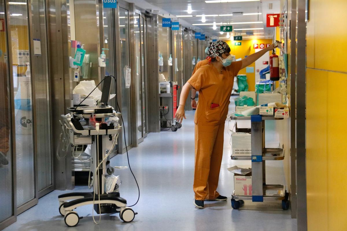 Un passadís de l'UCI de Vall d'Hebron que atén pacients covid