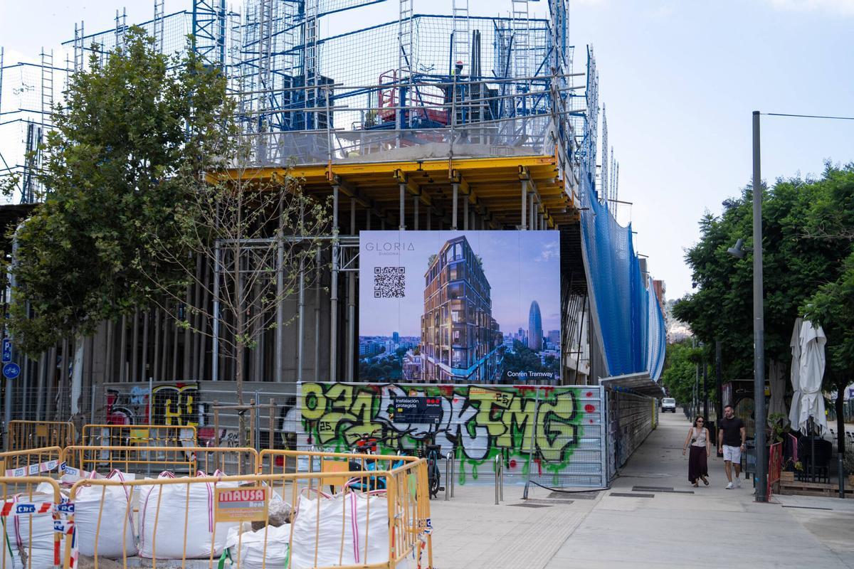 Barcelona. Obras de construcción de una nueva promoción residencial de alto standing en la confluencia de las calles Cartagena y Diagonal, en el entorno de Glòries. El proyecto, conocido como Gloria Diagonal, contempla dos torres residenciales y está diseñado por el estudio OAB. 18 de agosto de 2026. Economía. AUTOR: ZOWY VOETEN