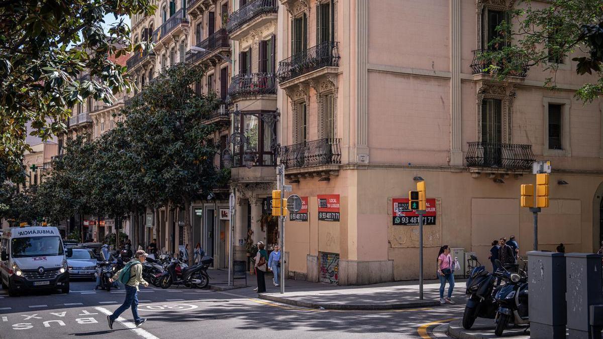 Local vacío en la confluencia de la Rambla del Prat con la calle Gran de Gràcia, que lleva años sin actividad.
