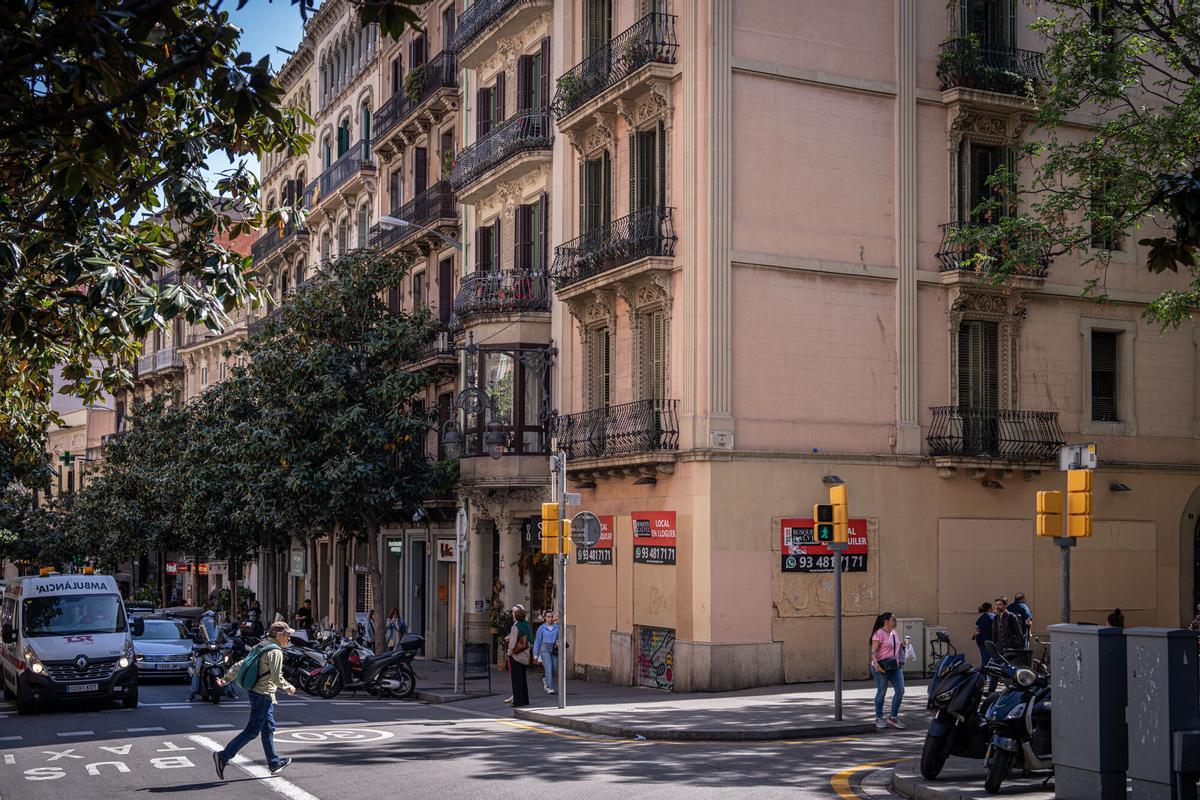 Local vacío en la confluencia de la Rambla del Prat con la calle Gran de Gràcia, que lleva años sin actividad.