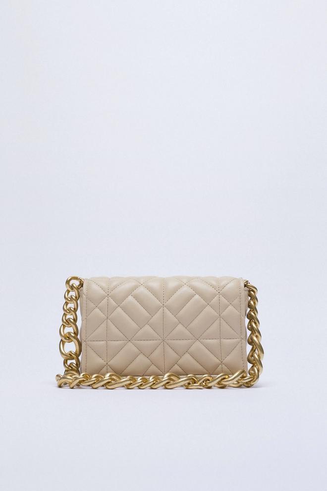 Bolso acolchado con cadena dorada, de Zara