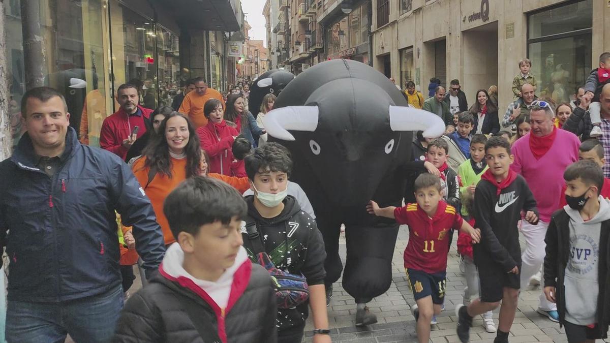 1. El encierro de hinchables en la calle La Rúa.