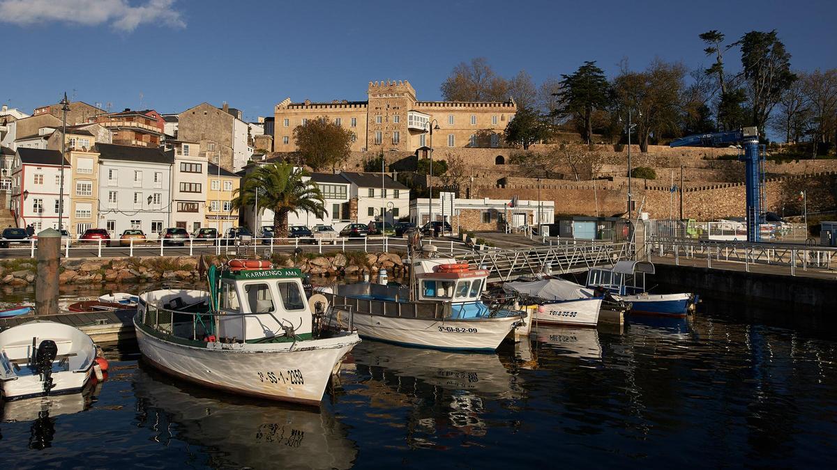 El palacio de Figueras, al fondo, junto al puerto local.