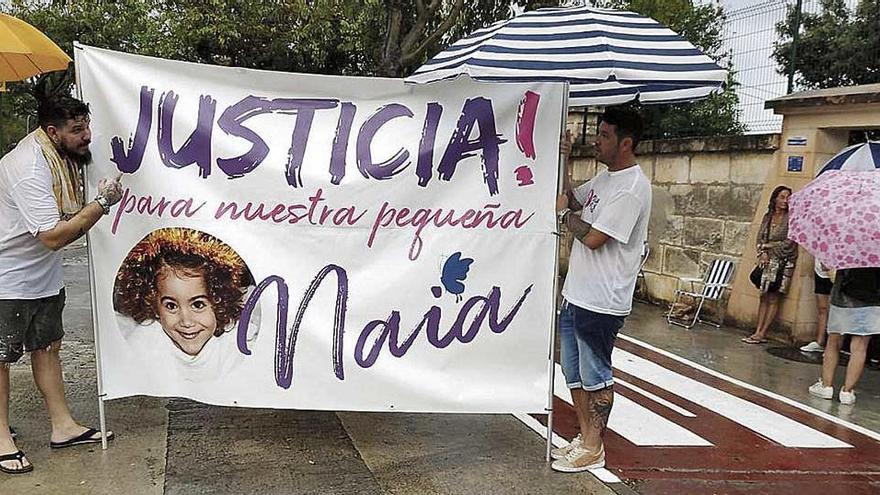 Familiares de la niña fallecida protestan a la puerta del colegio el pasado mes de septiembre.