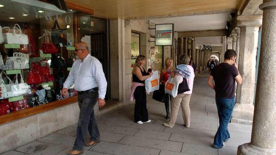 Un grupo de mujeres conversa a la puerta de un comercio tras realizar una compra. // Gustavo Santos