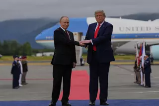 Trump recibe a Putin con alfombra roja para su cumbre bilateral en Alaska