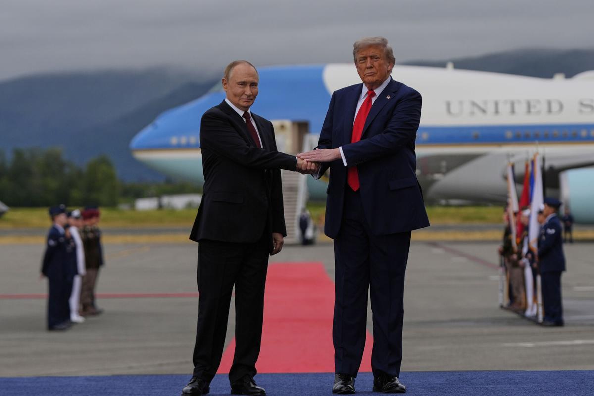 Vladímir Putin y Donald Trump se saludan tras la llegada del líder ruso a Alaska.