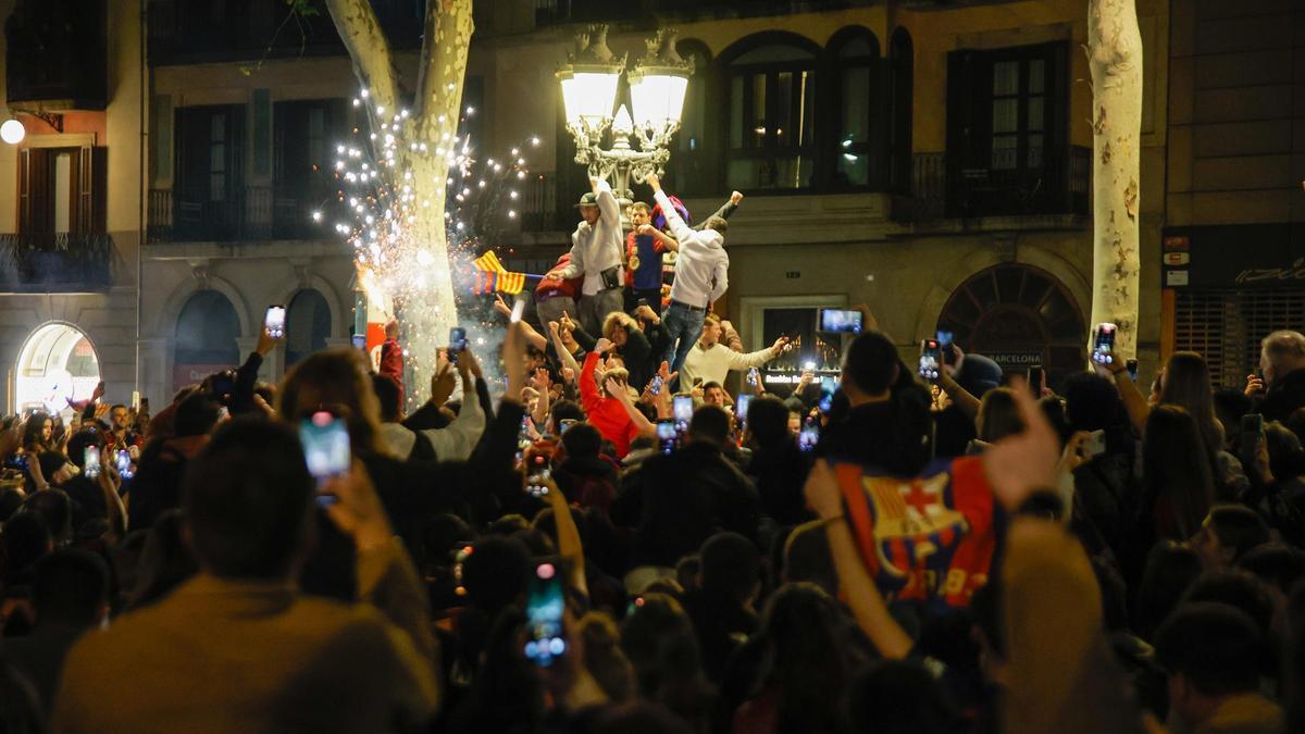 Seguidores del FC Barcelona celebran la consecución de la Copa del Rey en la fuente de Canaletes