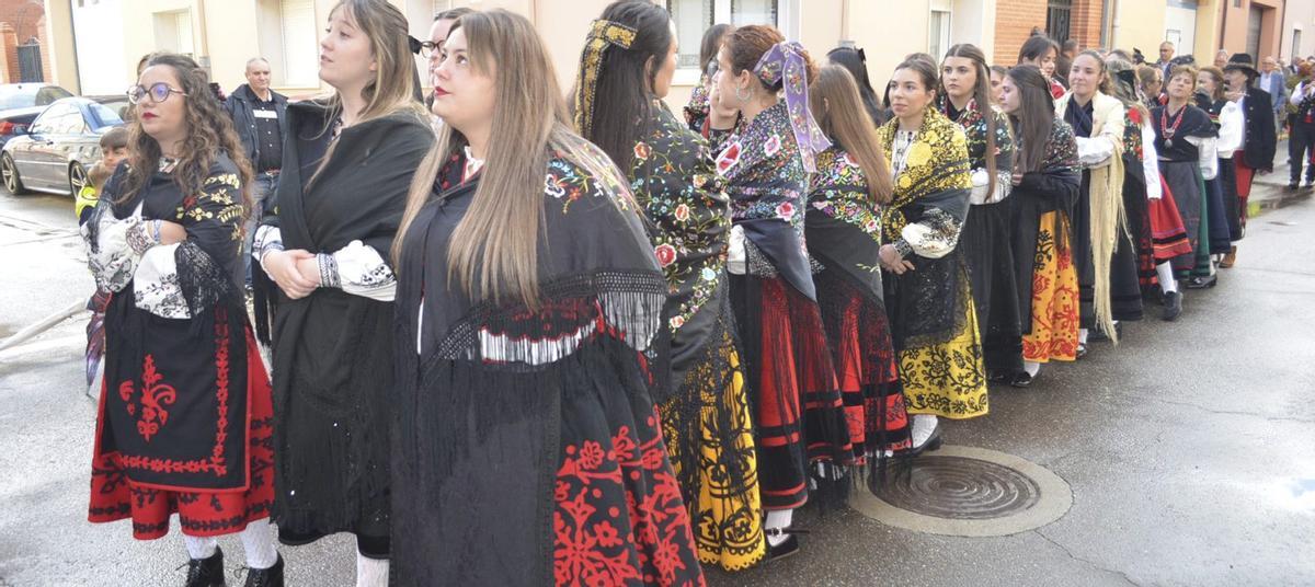 Las mujeres encargadas del canto del ramo y de acompañar ataviadas con trajes típicos la procesión del Bendito Cristo. | E. P.