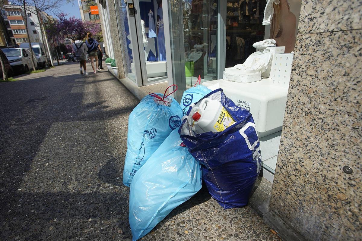 Bosses de deixalles fora d'un comerç del centre de Girona, en una imatge d'arxiu.