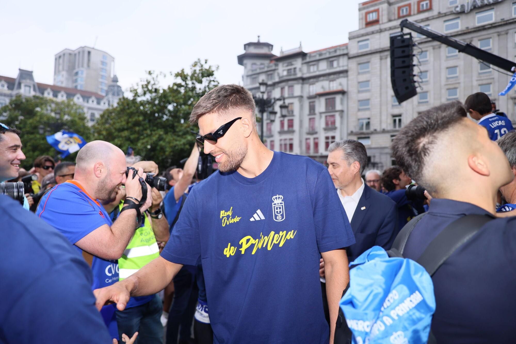 Locura azul en las calles de Oviedo para celebrar el ascenso del equipo a Primera División