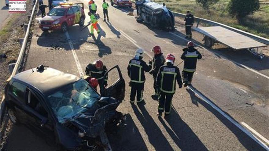 Un niño de 13 años en estado grave tras chocar 3 vehículos en Vila-real