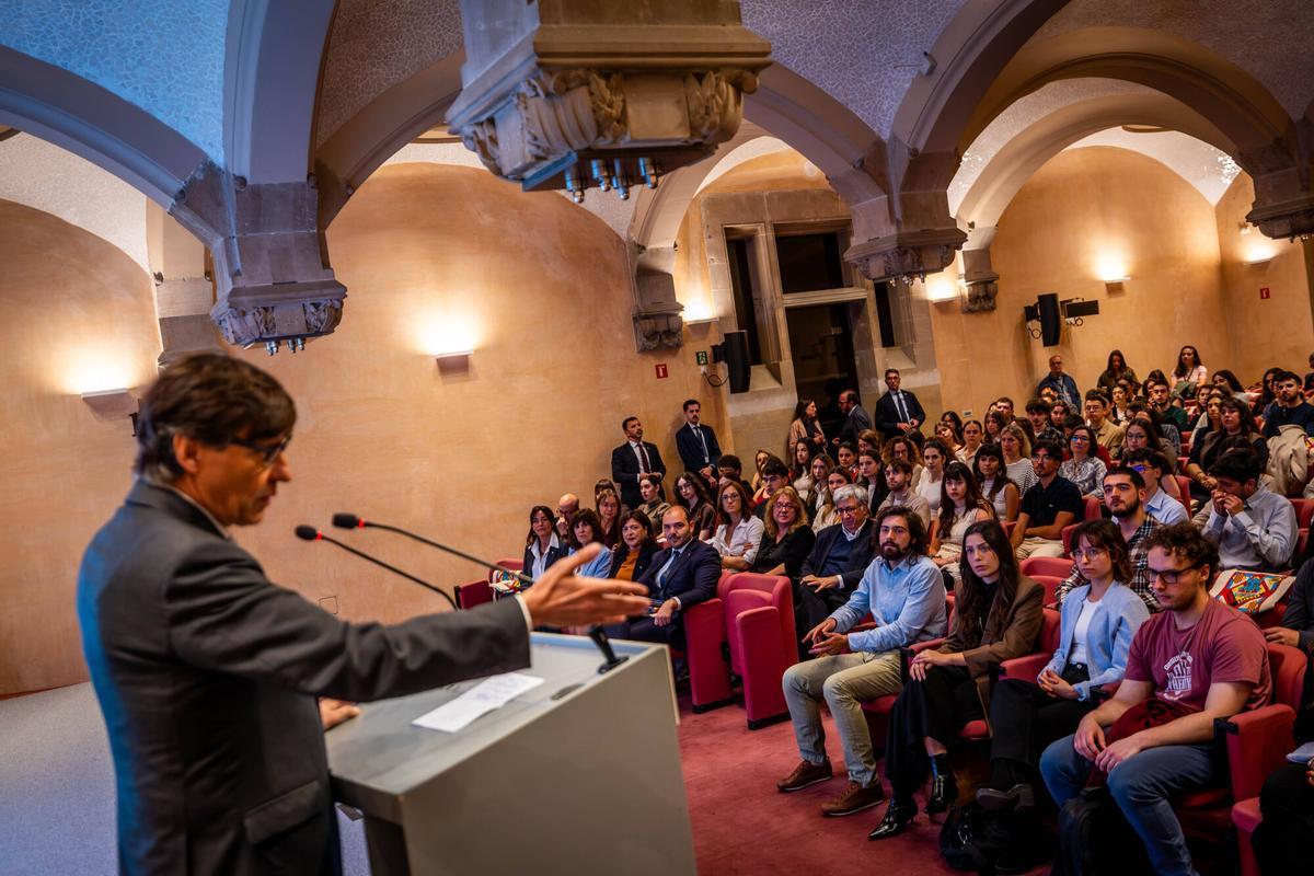 Acto de entrega de becas para estudiantes en prácticas de la Generalitat presentado por el president, Salvador Illa.