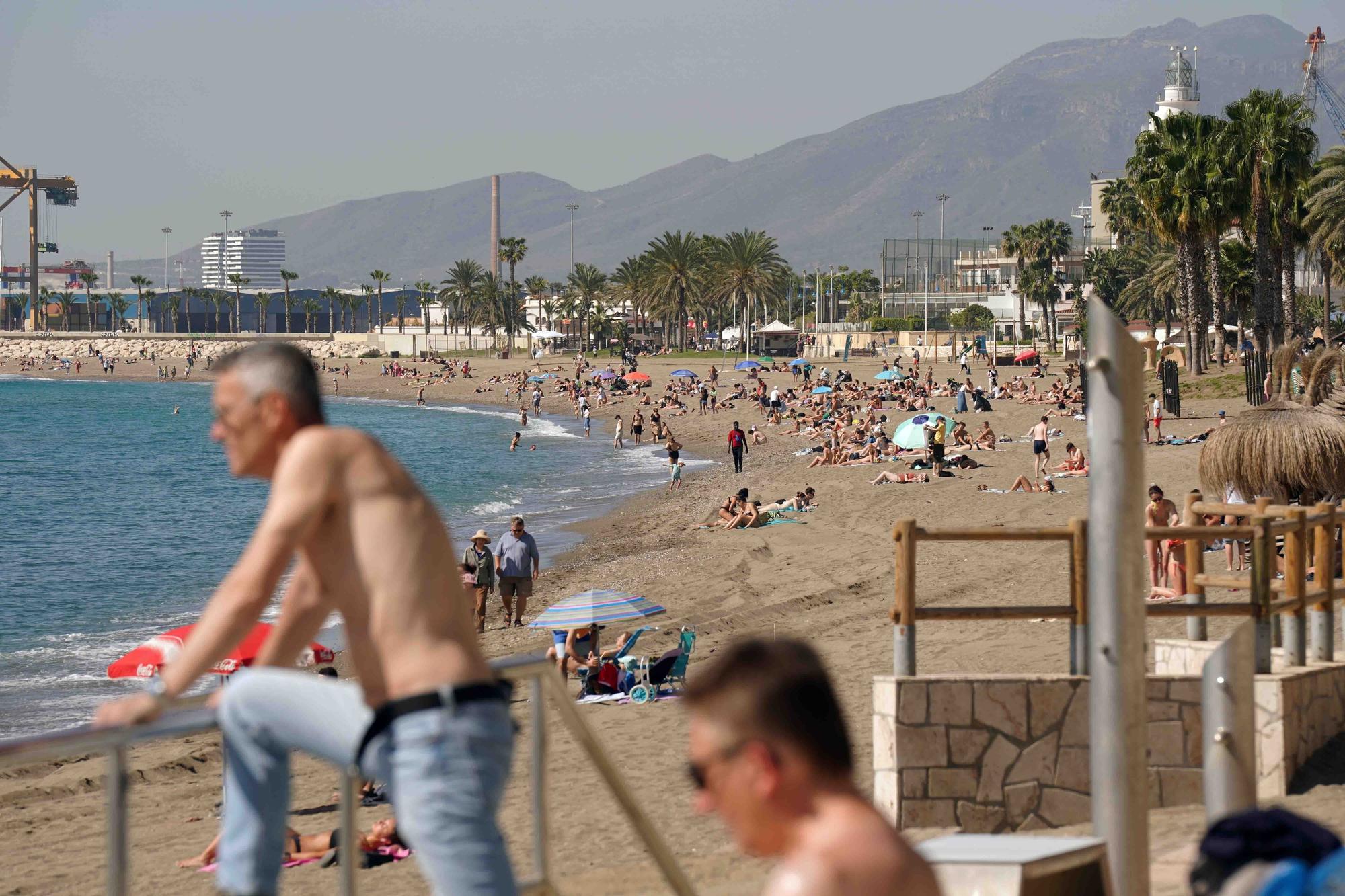 Calor en Málaga en el mes de abril. Bañistas en la playa de La Malagueta y turistas en el Centro de la ciudad, que supera los 28 grados.