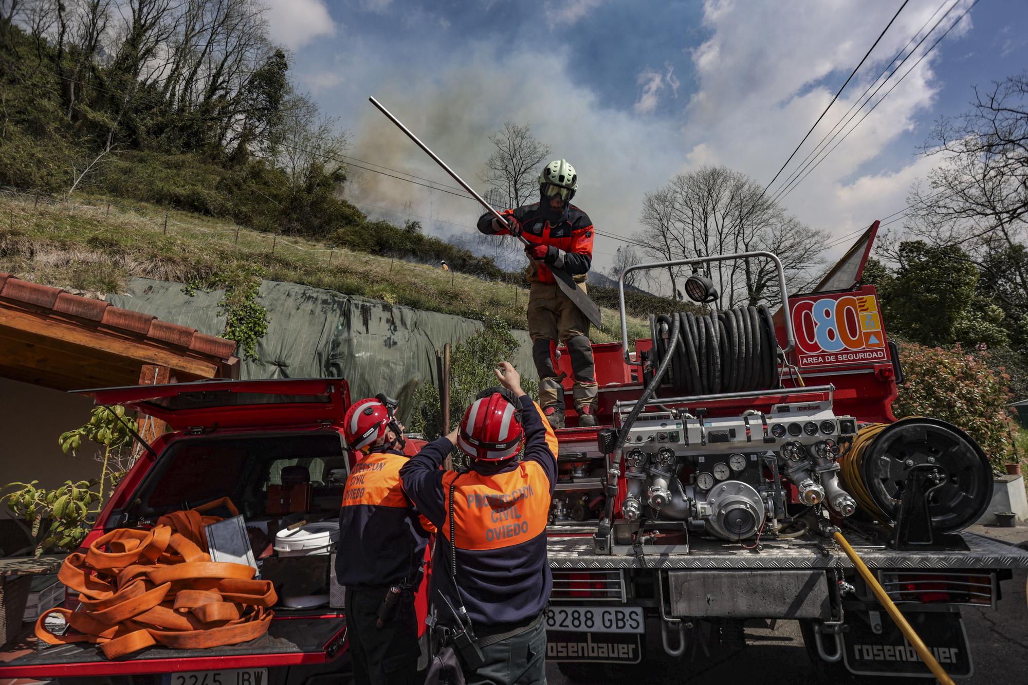 La lucha contra las llamas en el monte Naranco