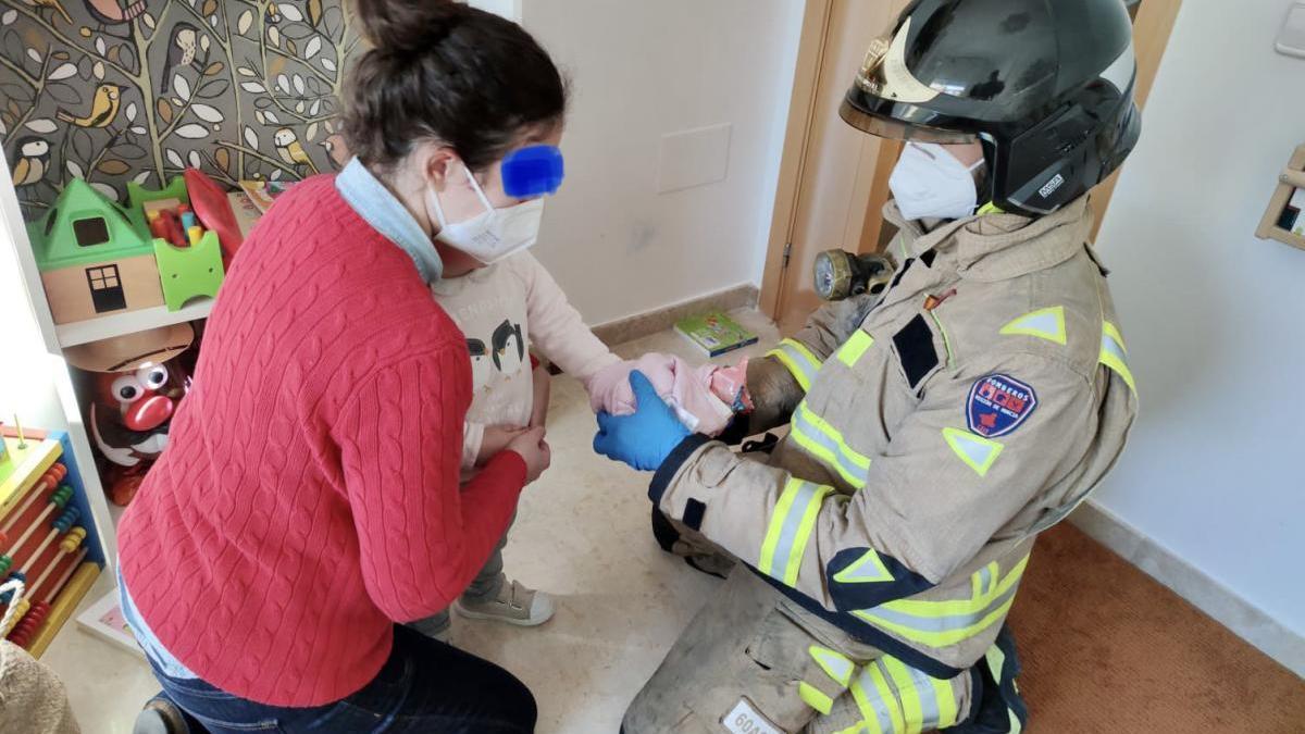 Bomberos rescatan a una niña cuya mano quedó atrapada en una puerta