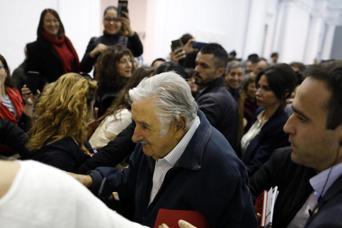 Aglomeración en la conferencia de Mujica en València