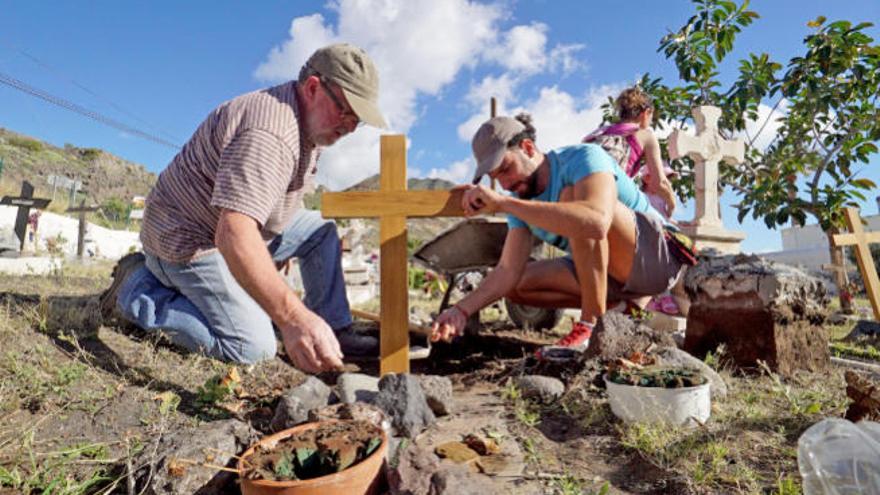 San Andrés retoma la colocación de cruces en el cementerio viejo