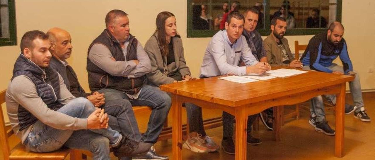 Seijas (derecha) y otros miembros de la directiva durante una intervención de Cuñarro. // Bernabé/Ana Agra