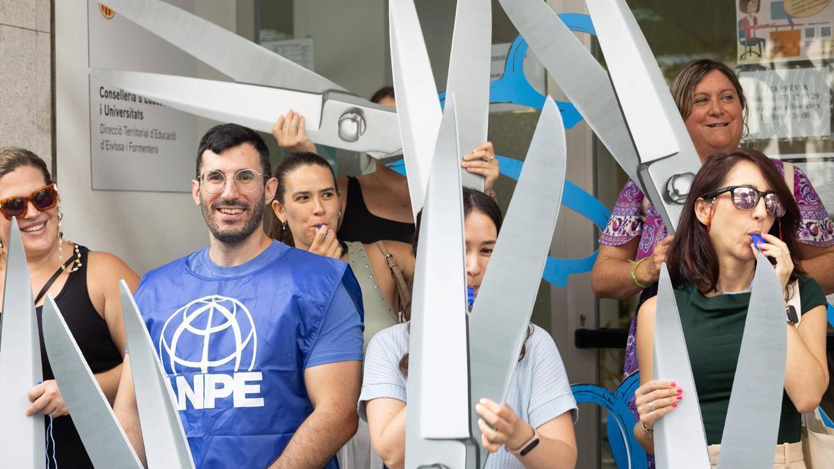 Jorge Aroca rodeado de sus compañeras de profesión en una concentración.