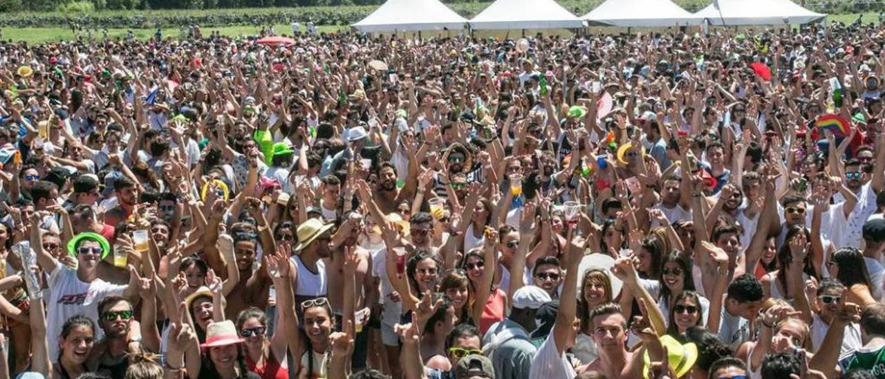 Miles de jóvenes, vibrando en el Xiringüelu de Pravia de este verano, en la zona del &quot;botellón&quot;, delante de la cabina musical con un Dj que se habilita especialmente para ese rincón de la fiesta.