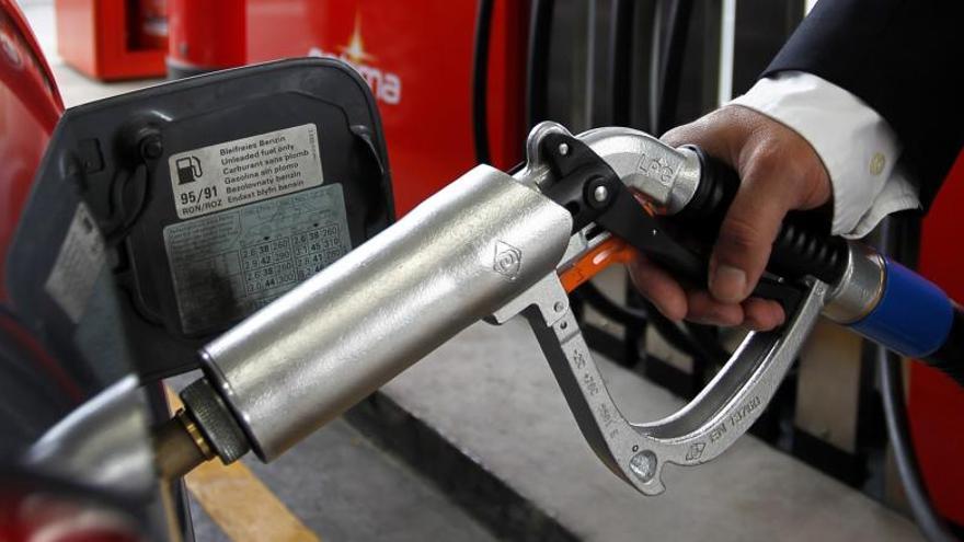 La gasolina baja hasta un 1,3% y roza mínimos anuales