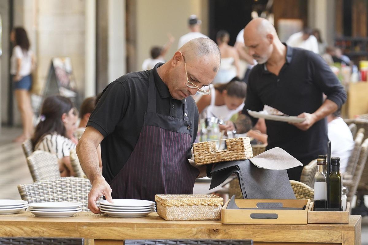 Un cambrer treballant aquest estiu al centre de Girona.