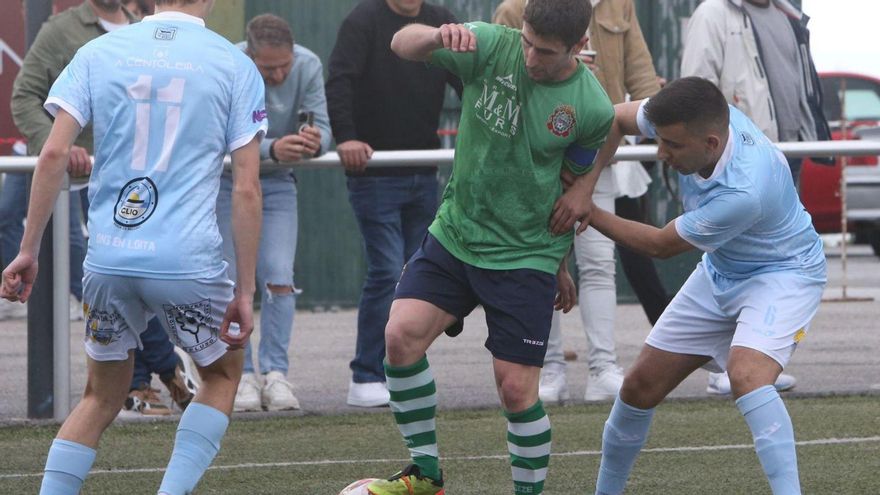 Mauro Nores –con el esférico– seguirá una temporada más en Moaña.