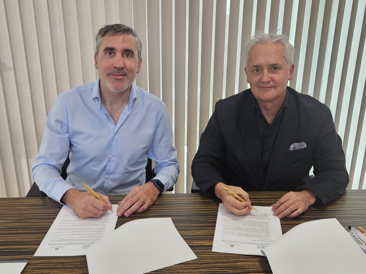 El presidente del Colegio de Médicos de Baleares, Carlos Recasens, y el de ADEMA, Diego González, este miércoles durante la firma del convenio.