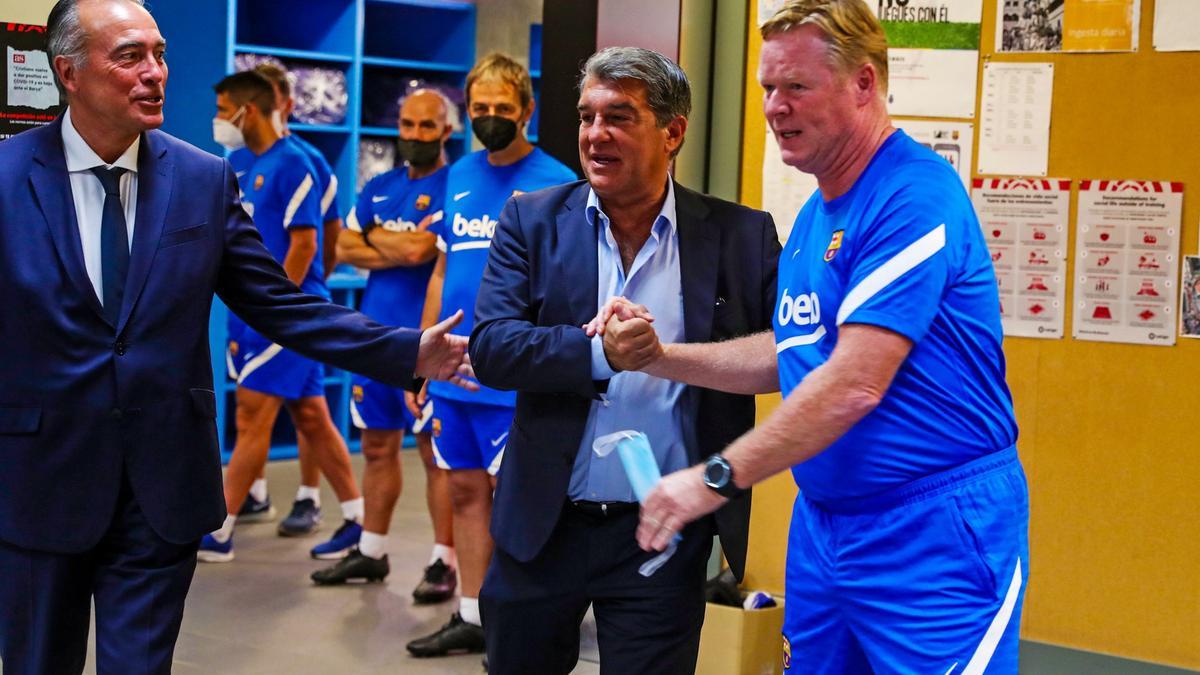 Laporta, acompañado por Rafa Yuste, el vicepresidente deportivo, saluda a Koeman en el vestuario de la ciudad deportiva de Sant Joan Despí.