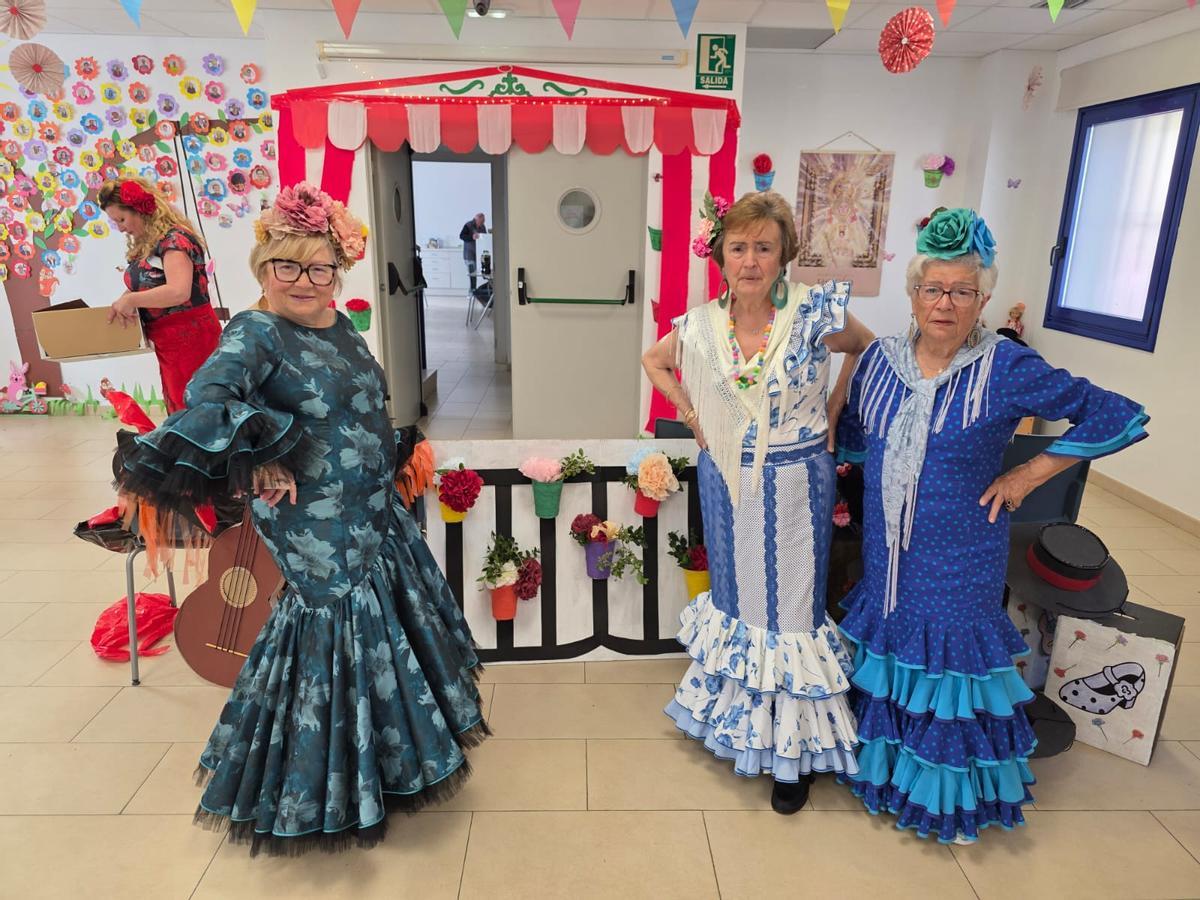 Las hermanas Amalia, Rosario y Emilia Moreno posan delante del "photocall" hecho por la asociación Rey Pelayo.