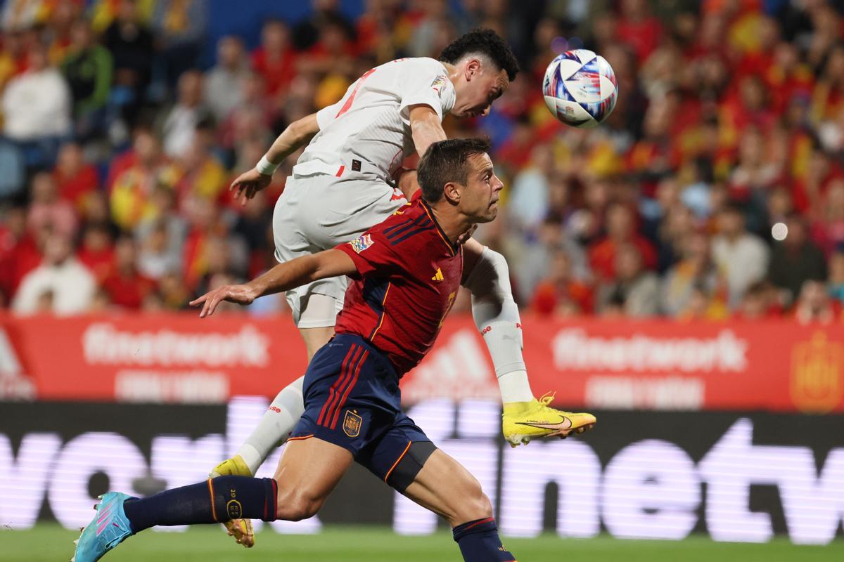 ZARAGOZA, 24/09/2022.- El centrocampista de la selección suiza Rubén Vargas (i) cabecea un balón ante César Azpilicueta, de España, durante el partido de la Liga de Naciones que España y Suiza disputan este sábado en el estadio de La Romareda, en Zaragoza. EFE/Toni Galán