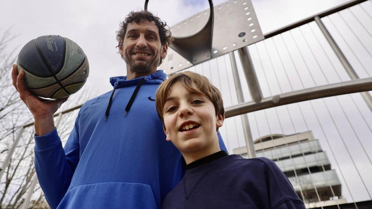 Diego Sánchez y su hijo Nel, en las canchas del parque fluvial de Gijón.