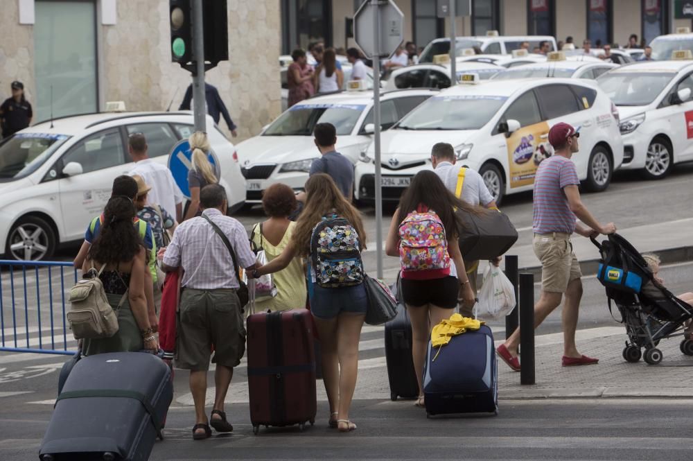 Los taxistas colapsan el centro de Alicante