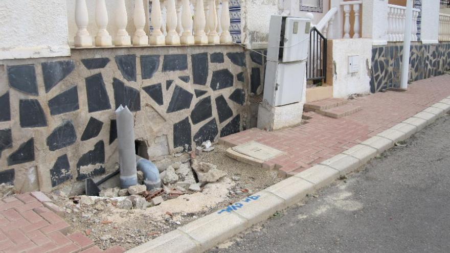 Calles sin asfaltar y semihundidas, tuberías rotas y viviendas con grandes grietas pueblan la urbanización Camposol.