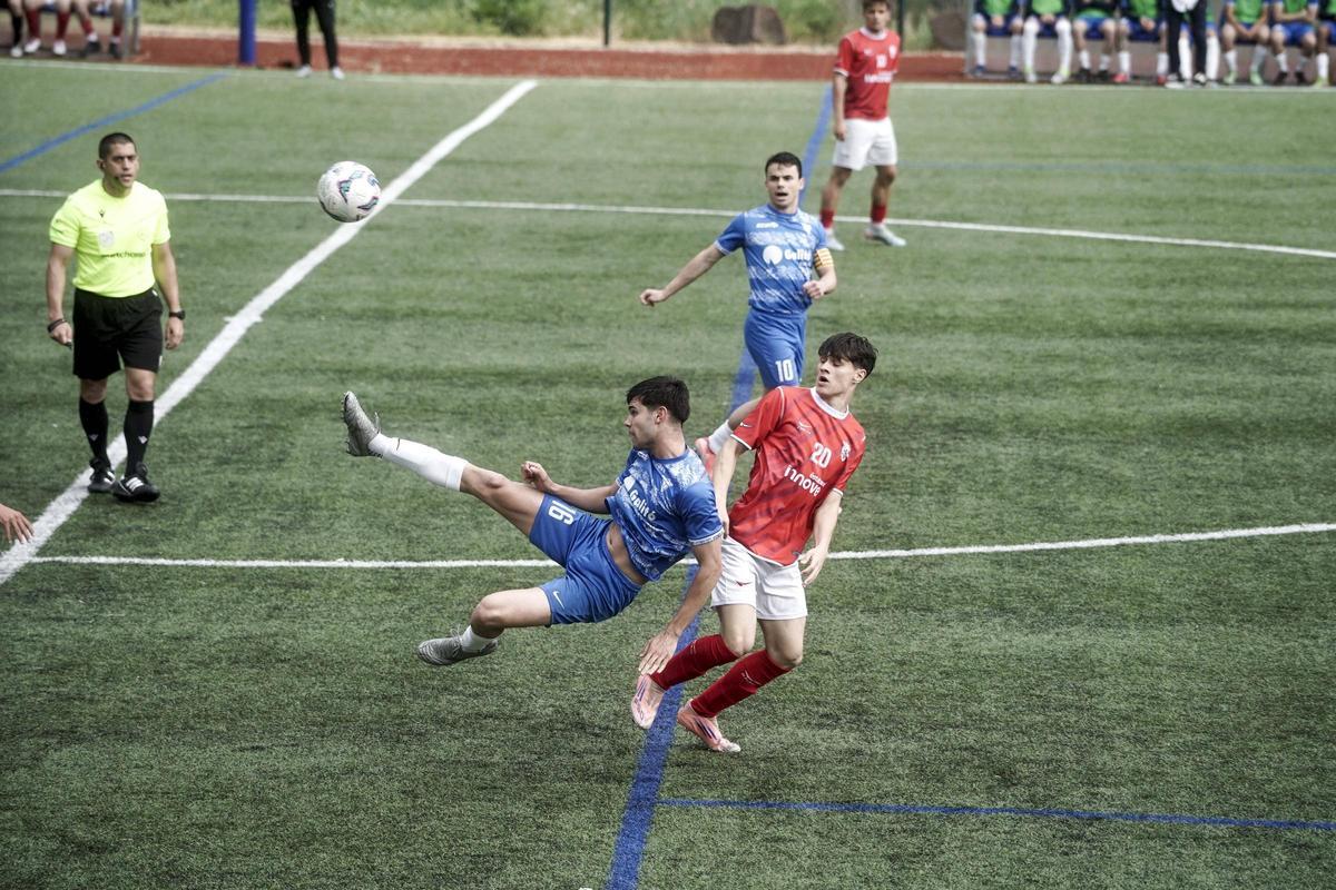 Hugo Santana i Arnau Querol lluiten per la pilota