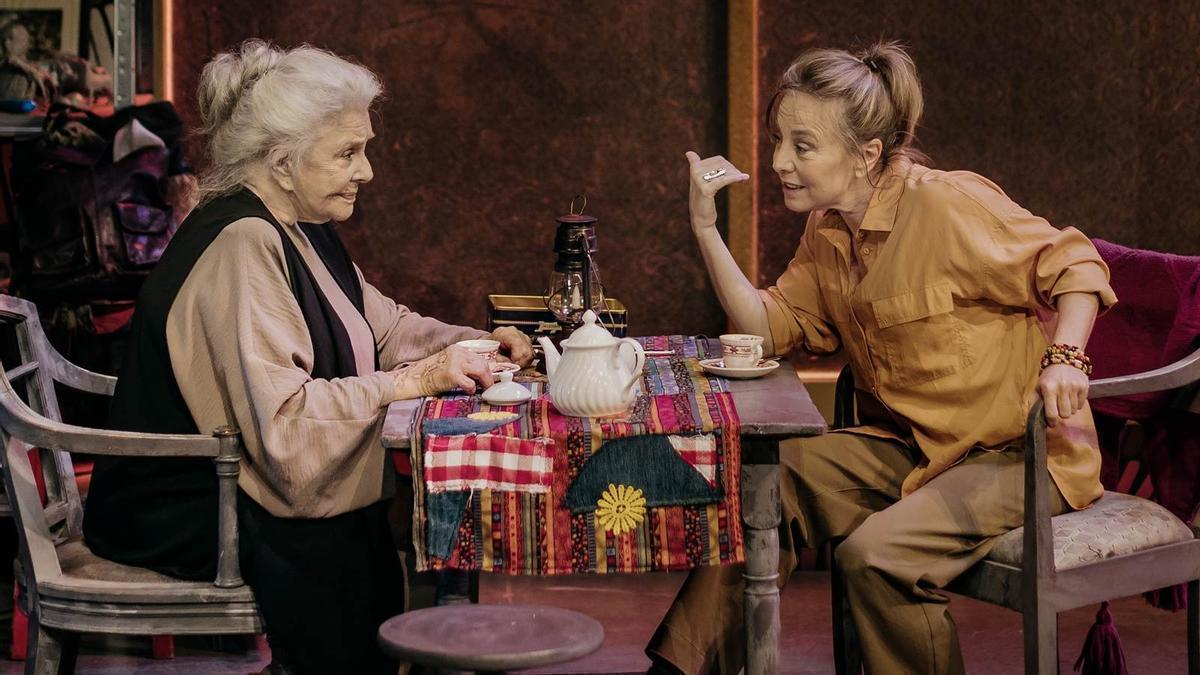 Lola Herrera y Natalia Dicenta en 'Camino a la Meca'