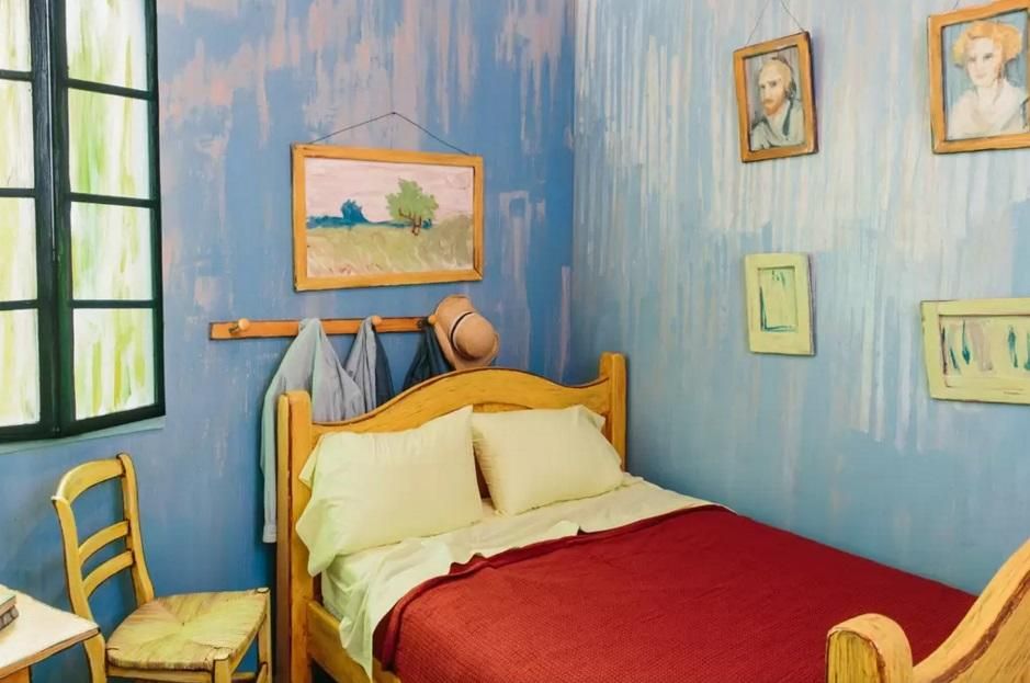 Una habitación convertida en un cuadro de Van Gogh