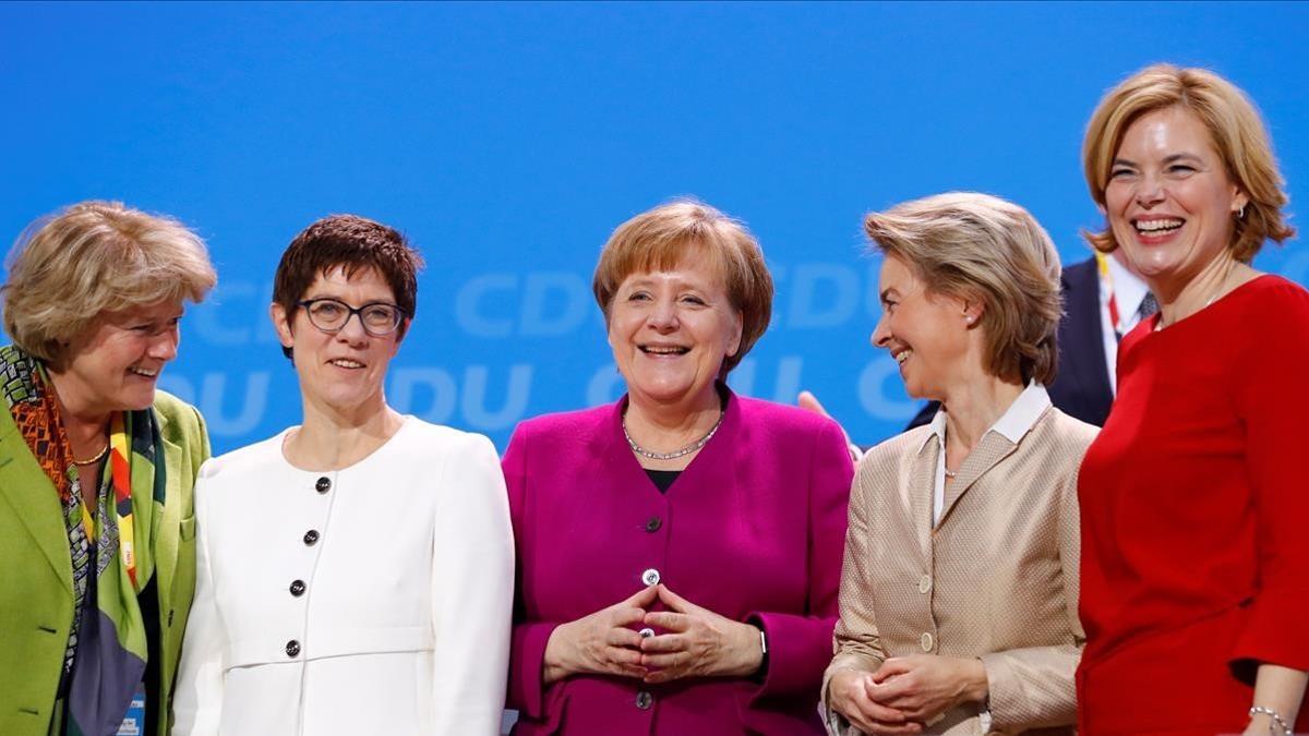 Merkel, en el centro, rodeada de cuadros femeninos de la CDU, este lunes 26 de febrero.