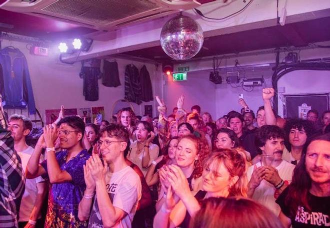 Público del concierto de Belako en la Paper Dress Vintage de Londres